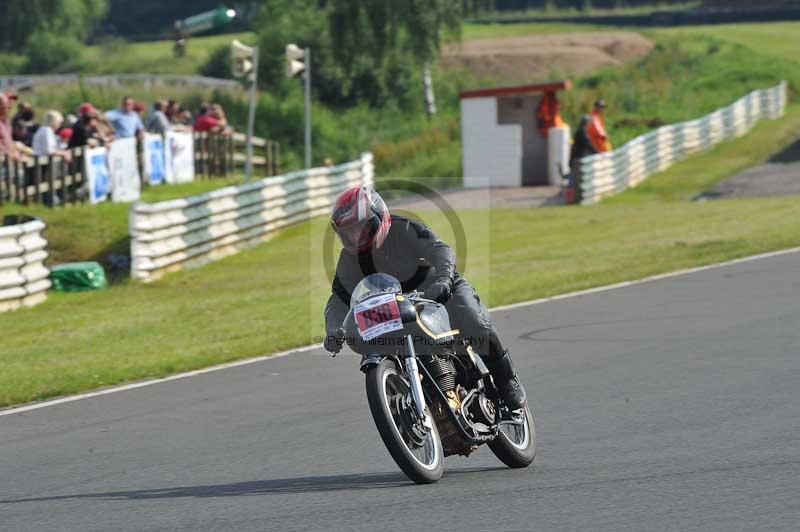 Mallory park Leicestershire;Mallory park photographs;Motorcycle action photographs;classic bikes;event digital images;eventdigitalimages;mallory park;no limits trackday;peter wileman photography;vintage bikes;vintage motorcycles;vmcc festival 1000 bikes