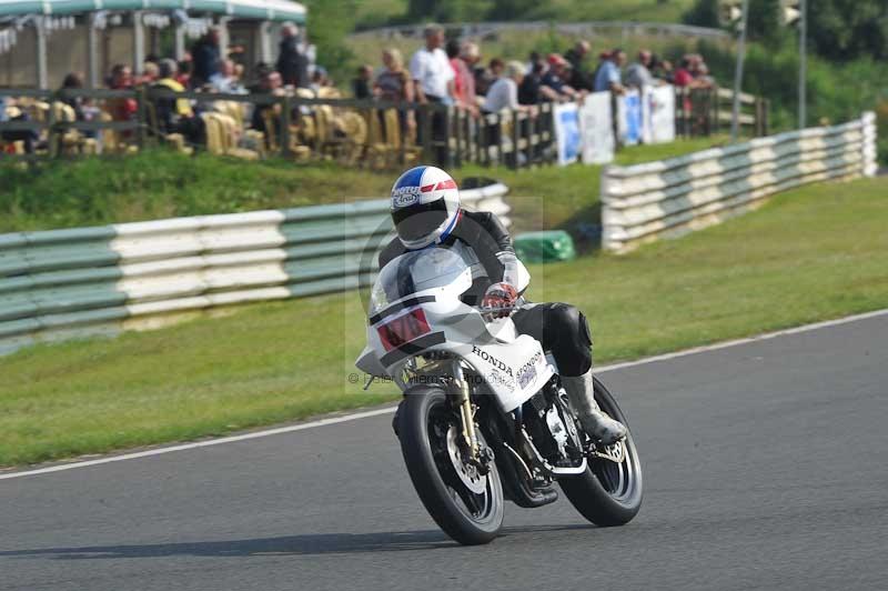 Mallory park Leicestershire;Mallory park photographs;Motorcycle action photographs;classic bikes;event digital images;eventdigitalimages;mallory park;no limits trackday;peter wileman photography;vintage bikes;vintage motorcycles;vmcc festival 1000 bikes