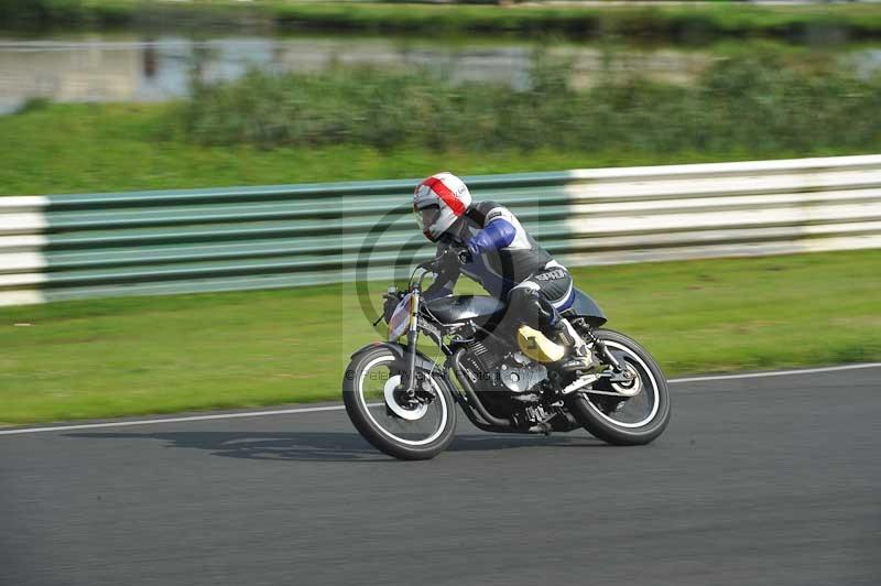 Mallory park Leicestershire;Mallory park photographs;Motorcycle action photographs;classic bikes;event digital images;eventdigitalimages;mallory park;no limits trackday;peter wileman photography;vintage bikes;vintage motorcycles;vmcc festival 1000 bikes