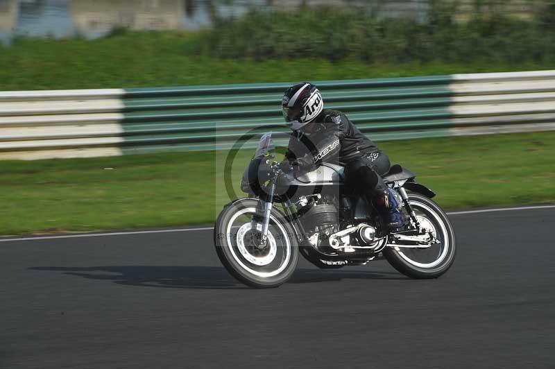 Mallory park Leicestershire;Mallory park photographs;Motorcycle action photographs;classic bikes;event digital images;eventdigitalimages;mallory park;no limits trackday;peter wileman photography;vintage bikes;vintage motorcycles;vmcc festival 1000 bikes