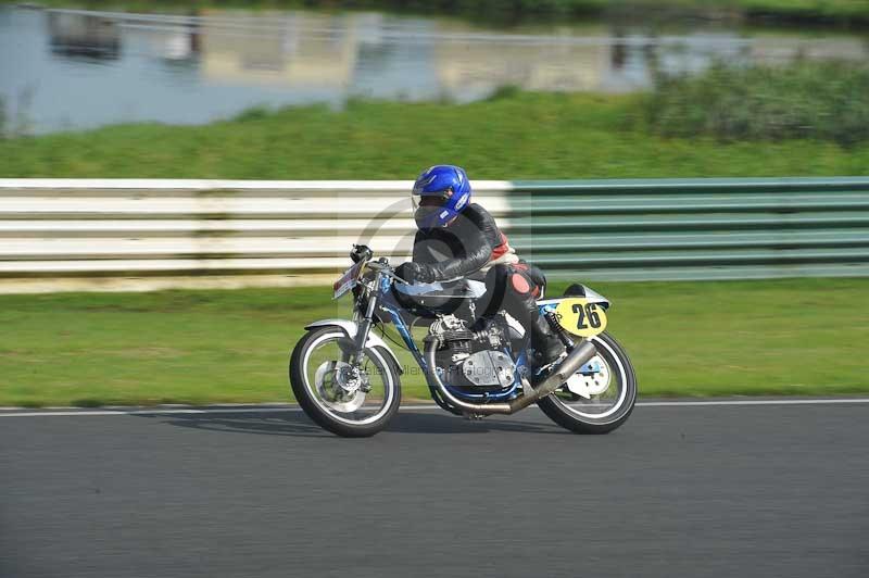 Mallory park Leicestershire;Mallory park photographs;Motorcycle action photographs;classic bikes;event digital images;eventdigitalimages;mallory park;no limits trackday;peter wileman photography;vintage bikes;vintage motorcycles;vmcc festival 1000 bikes