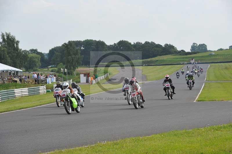 Mallory park Leicestershire;Mallory park photographs;Motorcycle action photographs;classic bikes;event digital images;eventdigitalimages;mallory park;no limits trackday;peter wileman photography;vintage bikes;vintage motorcycles;vmcc festival 1000 bikes