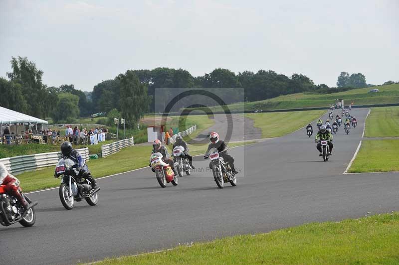 Mallory park Leicestershire;Mallory park photographs;Motorcycle action photographs;classic bikes;event digital images;eventdigitalimages;mallory park;no limits trackday;peter wileman photography;vintage bikes;vintage motorcycles;vmcc festival 1000 bikes