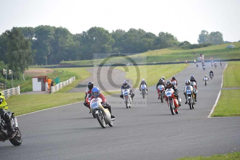 Mallory park Leicestershire;Mallory park photographs;Motorcycle action photographs;classic bikes;event digital images;eventdigitalimages;mallory park;no limits trackday;peter wileman photography;vintage bikes;vintage motorcycles;vmcc festival 1000 bikes