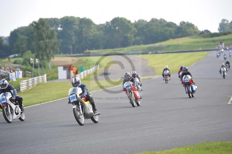 Mallory park Leicestershire;Mallory park photographs;Motorcycle action photographs;classic bikes;event digital images;eventdigitalimages;mallory park;no limits trackday;peter wileman photography;vintage bikes;vintage motorcycles;vmcc festival 1000 bikes