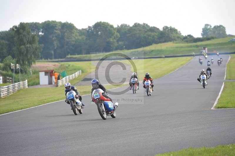 Mallory park Leicestershire;Mallory park photographs;Motorcycle action photographs;classic bikes;event digital images;eventdigitalimages;mallory park;no limits trackday;peter wileman photography;vintage bikes;vintage motorcycles;vmcc festival 1000 bikes