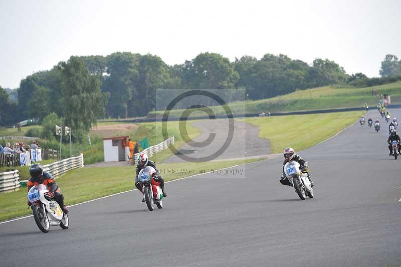 Mallory park Leicestershire;Mallory park photographs;Motorcycle action photographs;classic bikes;event digital images;eventdigitalimages;mallory park;no limits trackday;peter wileman photography;vintage bikes;vintage motorcycles;vmcc festival 1000 bikes