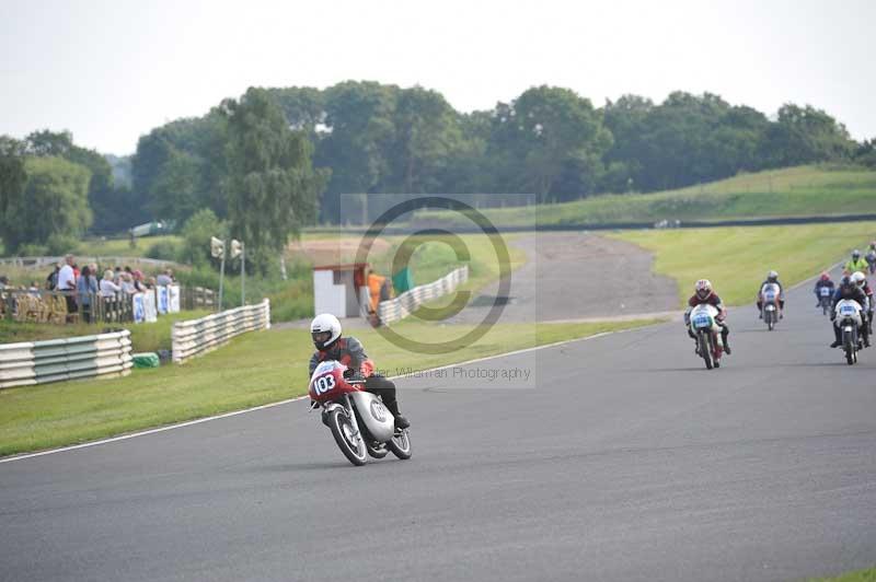 Mallory park Leicestershire;Mallory park photographs;Motorcycle action photographs;classic bikes;event digital images;eventdigitalimages;mallory park;no limits trackday;peter wileman photography;vintage bikes;vintage motorcycles;vmcc festival 1000 bikes