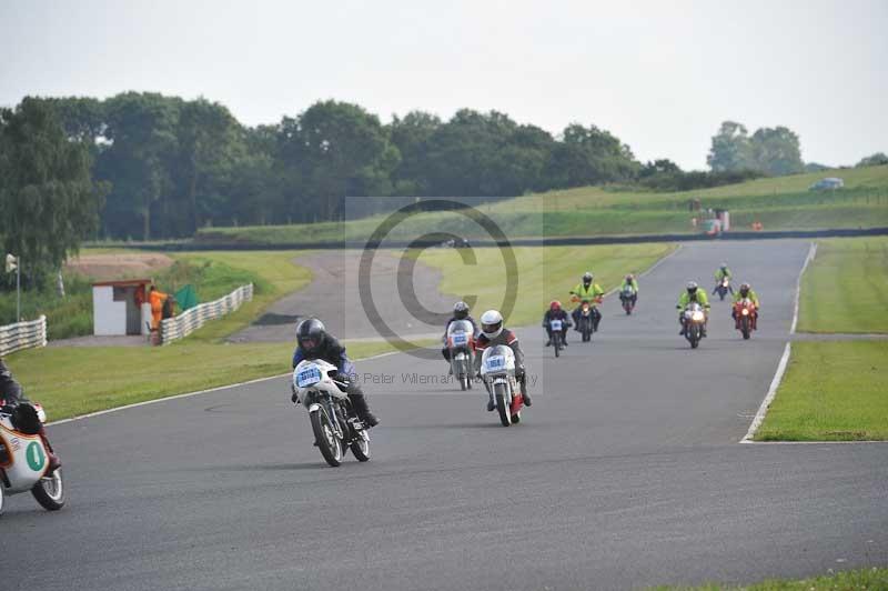 Mallory park Leicestershire;Mallory park photographs;Motorcycle action photographs;classic bikes;event digital images;eventdigitalimages;mallory park;no limits trackday;peter wileman photography;vintage bikes;vintage motorcycles;vmcc festival 1000 bikes