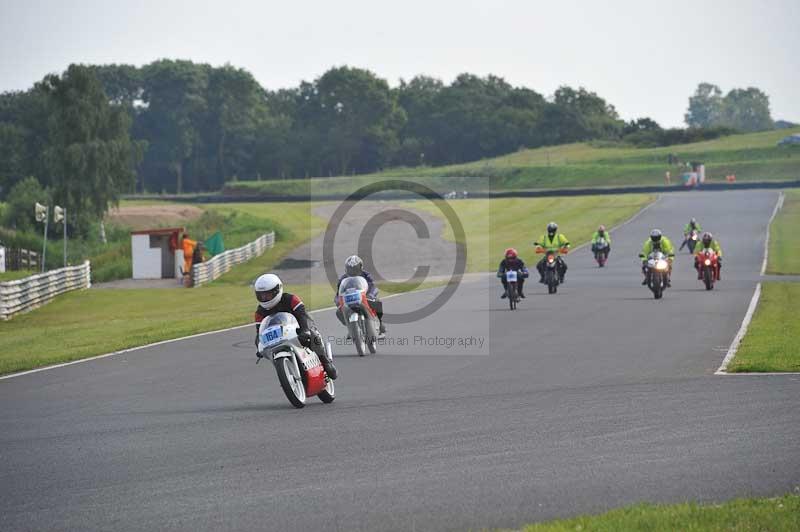 Mallory park Leicestershire;Mallory park photographs;Motorcycle action photographs;classic bikes;event digital images;eventdigitalimages;mallory park;no limits trackday;peter wileman photography;vintage bikes;vintage motorcycles;vmcc festival 1000 bikes