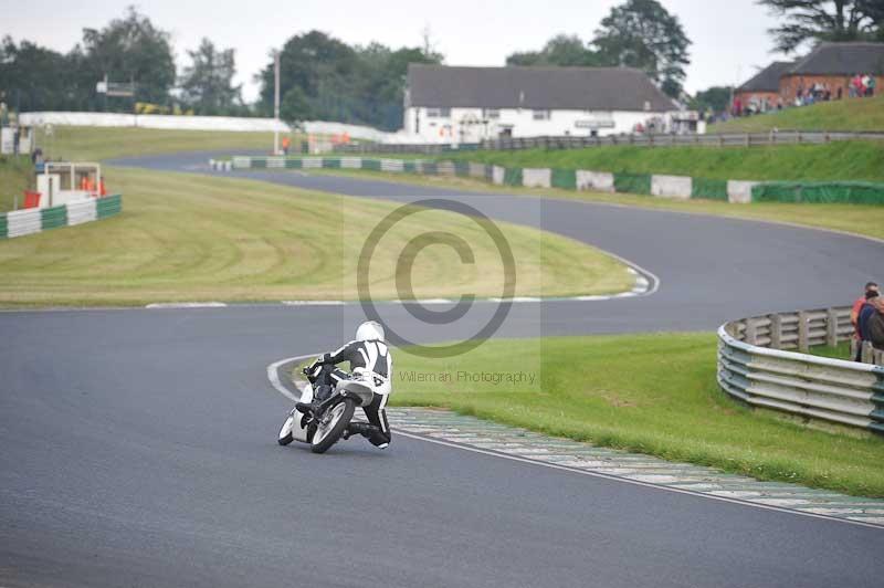 Mallory park Leicestershire;Mallory park photographs;Motorcycle action photographs;classic bikes;event digital images;eventdigitalimages;mallory park;no limits trackday;peter wileman photography;vintage bikes;vintage motorcycles;vmcc festival 1000 bikes