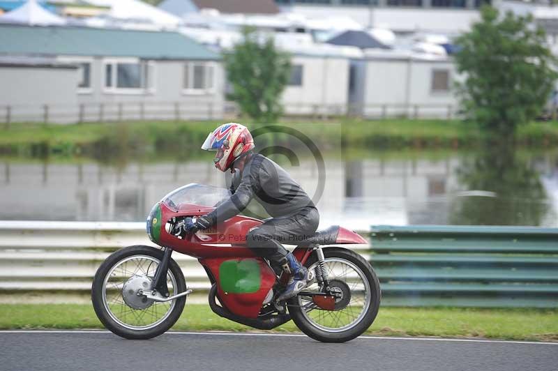 Mallory park Leicestershire;Mallory park photographs;Motorcycle action photographs;classic bikes;event digital images;eventdigitalimages;mallory park;no limits trackday;peter wileman photography;vintage bikes;vintage motorcycles;vmcc festival 1000 bikes