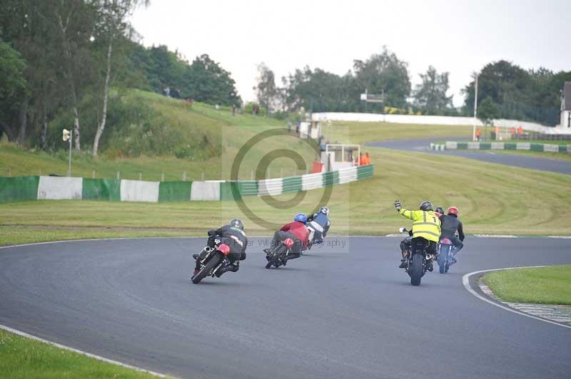 Mallory park Leicestershire;Mallory park photographs;Motorcycle action photographs;classic bikes;event digital images;eventdigitalimages;mallory park;no limits trackday;peter wileman photography;vintage bikes;vintage motorcycles;vmcc festival 1000 bikes