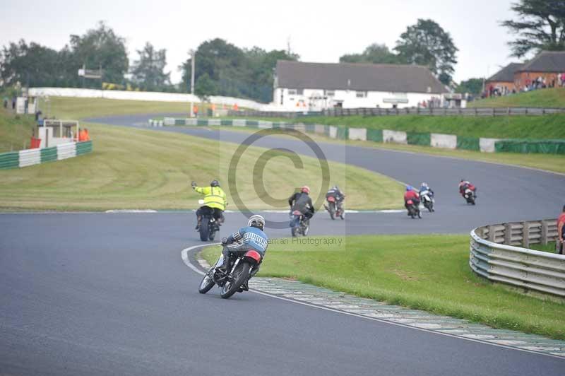 Mallory park Leicestershire;Mallory park photographs;Motorcycle action photographs;classic bikes;event digital images;eventdigitalimages;mallory park;no limits trackday;peter wileman photography;vintage bikes;vintage motorcycles;vmcc festival 1000 bikes