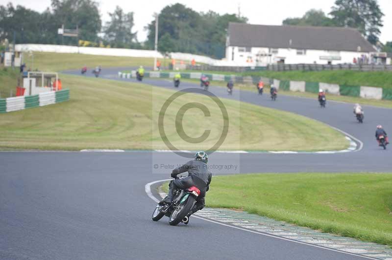 Mallory park Leicestershire;Mallory park photographs;Motorcycle action photographs;classic bikes;event digital images;eventdigitalimages;mallory park;no limits trackday;peter wileman photography;vintage bikes;vintage motorcycles;vmcc festival 1000 bikes