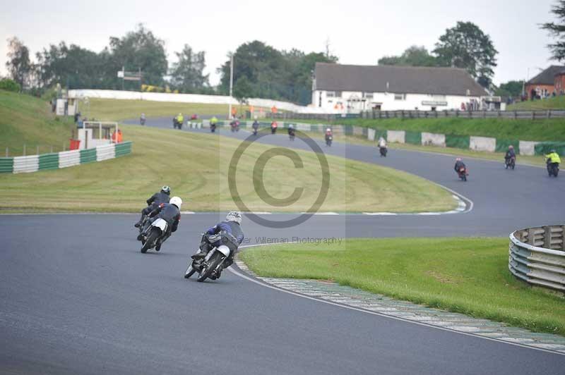 Mallory park Leicestershire;Mallory park photographs;Motorcycle action photographs;classic bikes;event digital images;eventdigitalimages;mallory park;no limits trackday;peter wileman photography;vintage bikes;vintage motorcycles;vmcc festival 1000 bikes