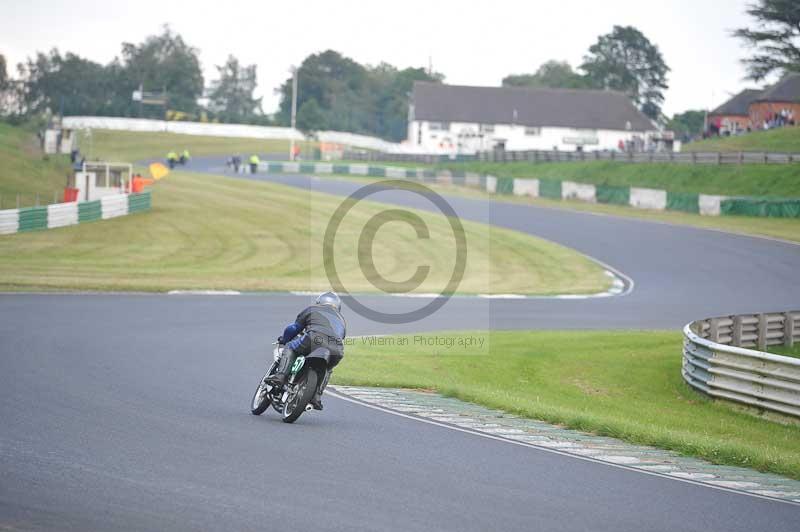 Mallory park Leicestershire;Mallory park photographs;Motorcycle action photographs;classic bikes;event digital images;eventdigitalimages;mallory park;no limits trackday;peter wileman photography;vintage bikes;vintage motorcycles;vmcc festival 1000 bikes