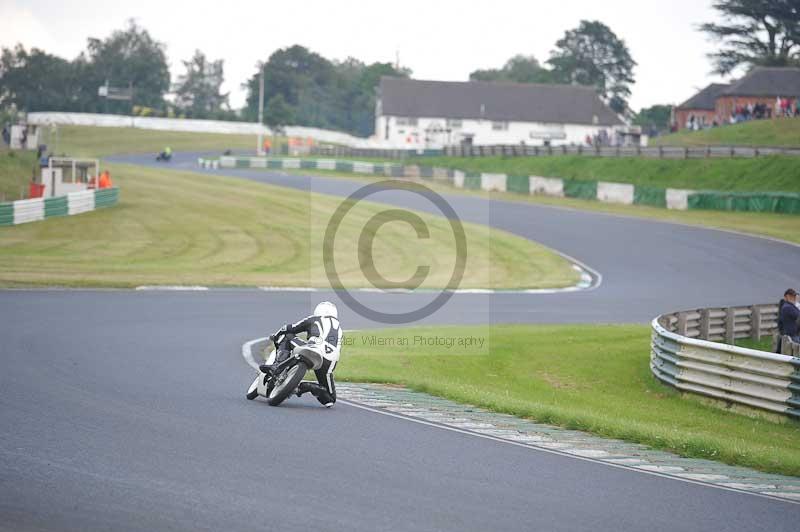 Mallory park Leicestershire;Mallory park photographs;Motorcycle action photographs;classic bikes;event digital images;eventdigitalimages;mallory park;no limits trackday;peter wileman photography;vintage bikes;vintage motorcycles;vmcc festival 1000 bikes