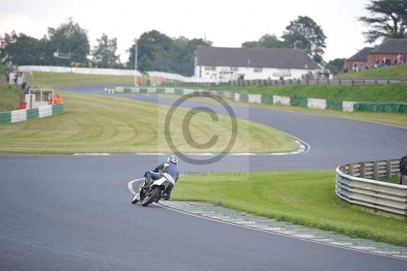 Mallory park Leicestershire;Mallory park photographs;Motorcycle action photographs;classic bikes;event digital images;eventdigitalimages;mallory park;no limits trackday;peter wileman photography;vintage bikes;vintage motorcycles;vmcc festival 1000 bikes