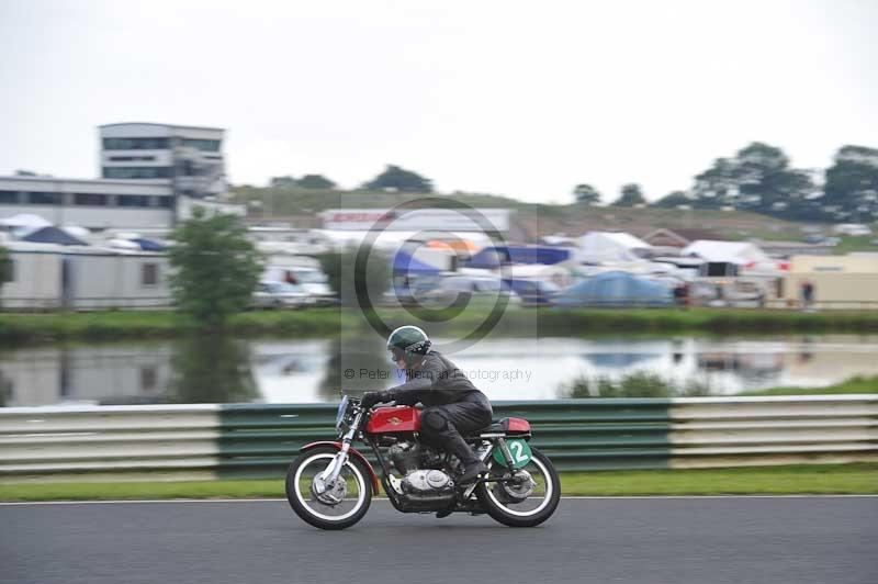 Mallory park Leicestershire;Mallory park photographs;Motorcycle action photographs;classic bikes;event digital images;eventdigitalimages;mallory park;no limits trackday;peter wileman photography;vintage bikes;vintage motorcycles;vmcc festival 1000 bikes