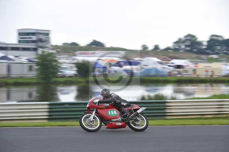 Mallory park Leicestershire;Mallory park photographs;Motorcycle action photographs;classic bikes;event digital images;eventdigitalimages;mallory park;no limits trackday;peter wileman photography;vintage bikes;vintage motorcycles;vmcc festival 1000 bikes