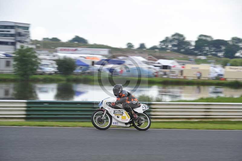 Mallory park Leicestershire;Mallory park photographs;Motorcycle action photographs;classic bikes;event digital images;eventdigitalimages;mallory park;no limits trackday;peter wileman photography;vintage bikes;vintage motorcycles;vmcc festival 1000 bikes