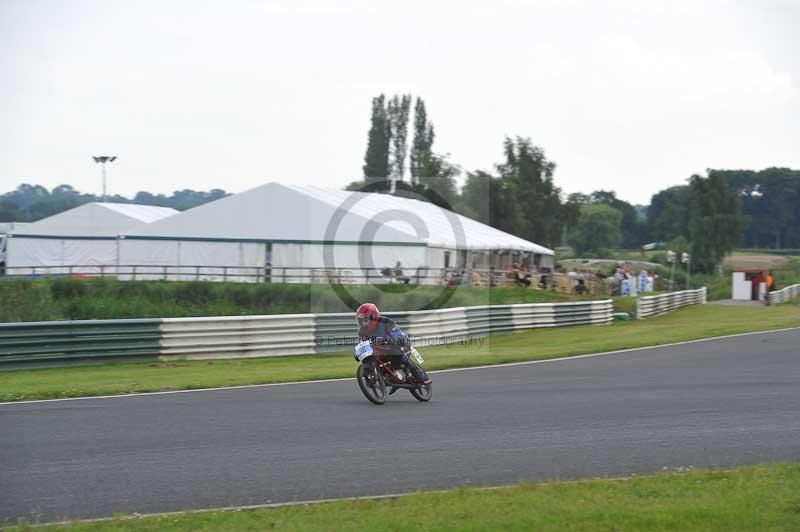 Mallory park Leicestershire;Mallory park photographs;Motorcycle action photographs;classic bikes;event digital images;eventdigitalimages;mallory park;no limits trackday;peter wileman photography;vintage bikes;vintage motorcycles;vmcc festival 1000 bikes