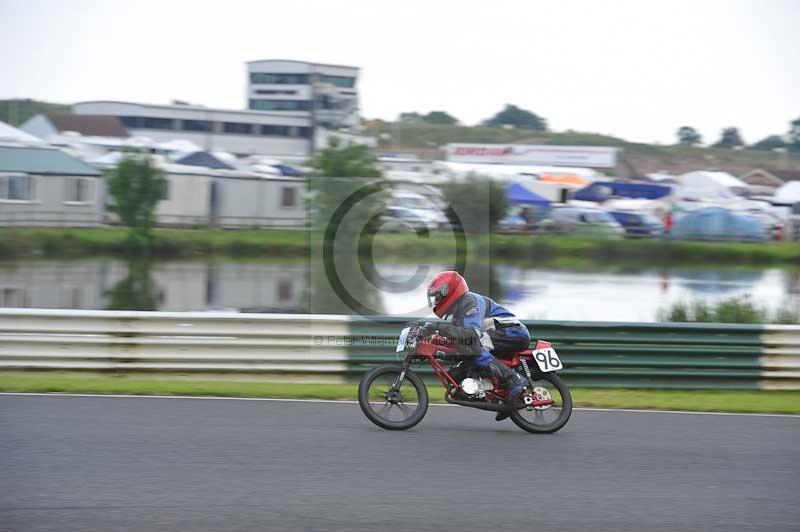 Mallory park Leicestershire;Mallory park photographs;Motorcycle action photographs;classic bikes;event digital images;eventdigitalimages;mallory park;no limits trackday;peter wileman photography;vintage bikes;vintage motorcycles;vmcc festival 1000 bikes