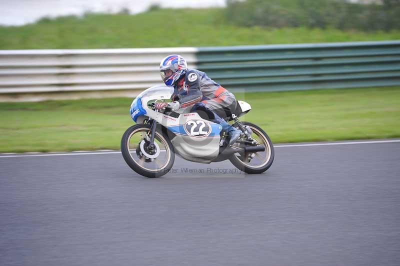 Mallory park Leicestershire;Mallory park photographs;Motorcycle action photographs;classic bikes;event digital images;eventdigitalimages;mallory park;no limits trackday;peter wileman photography;vintage bikes;vintage motorcycles;vmcc festival 1000 bikes