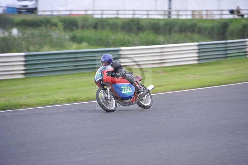 Mallory park Leicestershire;Mallory park photographs;Motorcycle action photographs;classic bikes;event digital images;eventdigitalimages;mallory park;no limits trackday;peter wileman photography;vintage bikes;vintage motorcycles;vmcc festival 1000 bikes