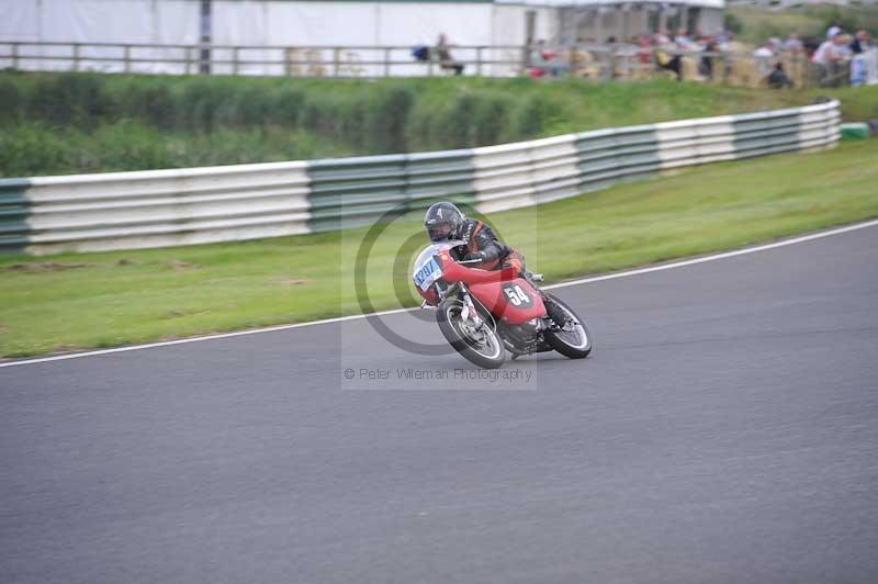 Mallory park Leicestershire;Mallory park photographs;Motorcycle action photographs;classic bikes;event digital images;eventdigitalimages;mallory park;no limits trackday;peter wileman photography;vintage bikes;vintage motorcycles;vmcc festival 1000 bikes