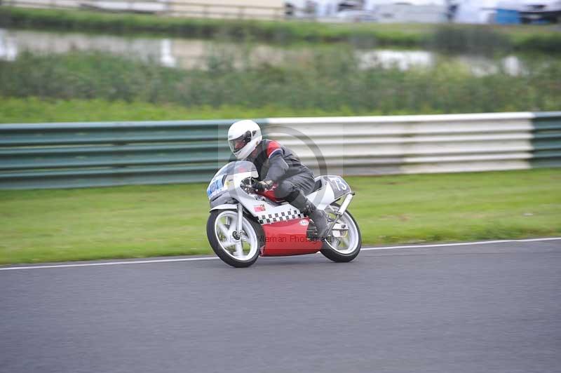 Mallory park Leicestershire;Mallory park photographs;Motorcycle action photographs;classic bikes;event digital images;eventdigitalimages;mallory park;no limits trackday;peter wileman photography;vintage bikes;vintage motorcycles;vmcc festival 1000 bikes