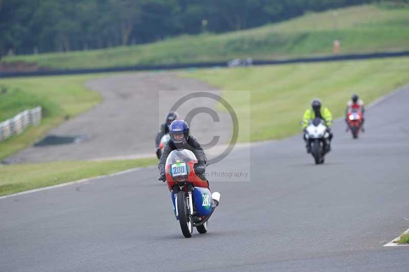 Mallory park Leicestershire;Mallory park photographs;Motorcycle action photographs;classic bikes;event digital images;eventdigitalimages;mallory park;no limits trackday;peter wileman photography;vintage bikes;vintage motorcycles;vmcc festival 1000 bikes