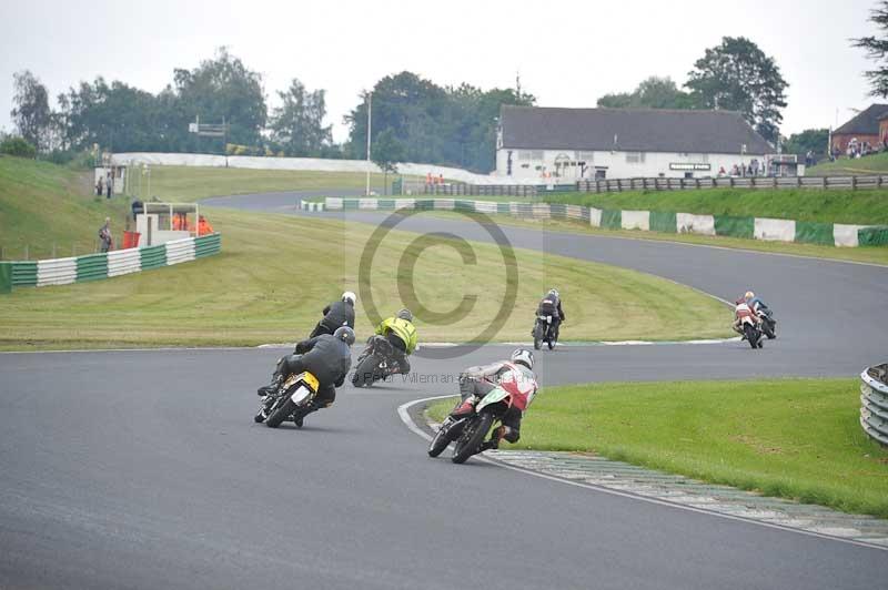 Mallory park Leicestershire;Mallory park photographs;Motorcycle action photographs;classic bikes;event digital images;eventdigitalimages;mallory park;no limits trackday;peter wileman photography;vintage bikes;vintage motorcycles;vmcc festival 1000 bikes