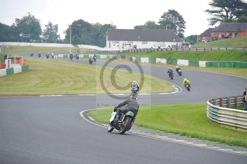 Mallory park Leicestershire;Mallory park photographs;Motorcycle action photographs;classic bikes;event digital images;eventdigitalimages;mallory park;no limits trackday;peter wileman photography;vintage bikes;vintage motorcycles;vmcc festival 1000 bikes