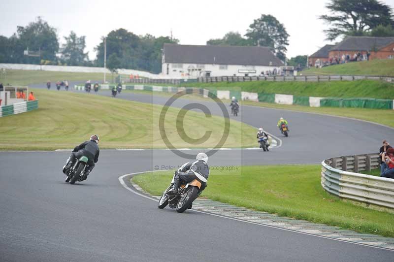 Mallory park Leicestershire;Mallory park photographs;Motorcycle action photographs;classic bikes;event digital images;eventdigitalimages;mallory park;no limits trackday;peter wileman photography;vintage bikes;vintage motorcycles;vmcc festival 1000 bikes