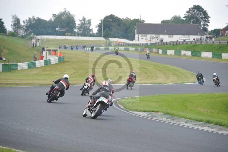 Mallory park Leicestershire;Mallory park photographs;Motorcycle action photographs;classic bikes;event digital images;eventdigitalimages;mallory park;no limits trackday;peter wileman photography;vintage bikes;vintage motorcycles;vmcc festival 1000 bikes