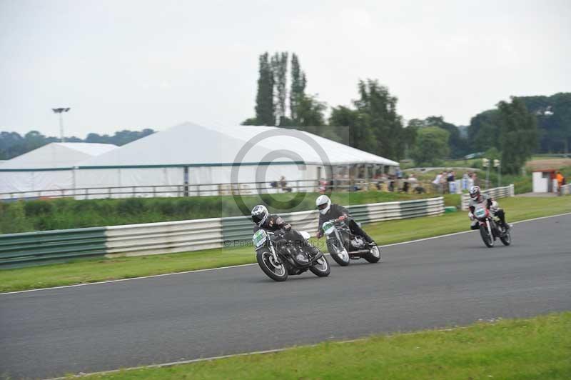 Mallory park Leicestershire;Mallory park photographs;Motorcycle action photographs;classic bikes;event digital images;eventdigitalimages;mallory park;no limits trackday;peter wileman photography;vintage bikes;vintage motorcycles;vmcc festival 1000 bikes