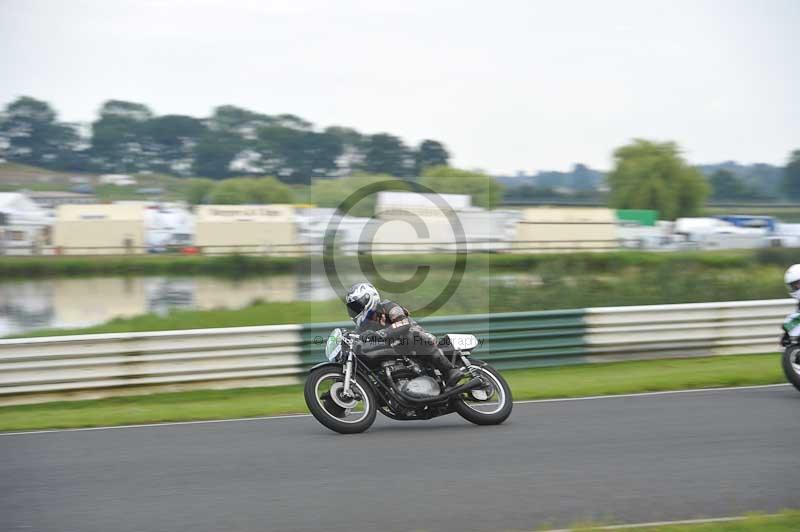 Mallory park Leicestershire;Mallory park photographs;Motorcycle action photographs;classic bikes;event digital images;eventdigitalimages;mallory park;no limits trackday;peter wileman photography;vintage bikes;vintage motorcycles;vmcc festival 1000 bikes