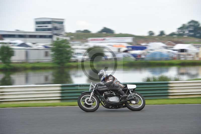 Mallory park Leicestershire;Mallory park photographs;Motorcycle action photographs;classic bikes;event digital images;eventdigitalimages;mallory park;no limits trackday;peter wileman photography;vintage bikes;vintage motorcycles;vmcc festival 1000 bikes