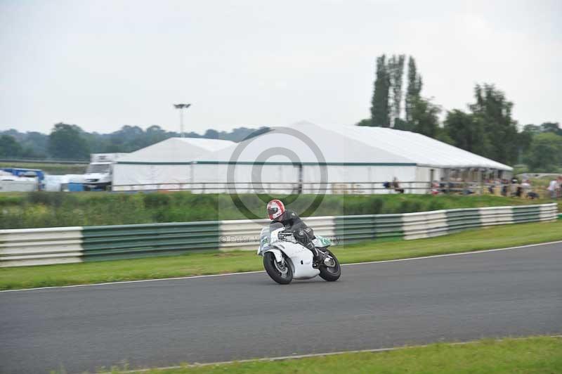 Mallory park Leicestershire;Mallory park photographs;Motorcycle action photographs;classic bikes;event digital images;eventdigitalimages;mallory park;no limits trackday;peter wileman photography;vintage bikes;vintage motorcycles;vmcc festival 1000 bikes