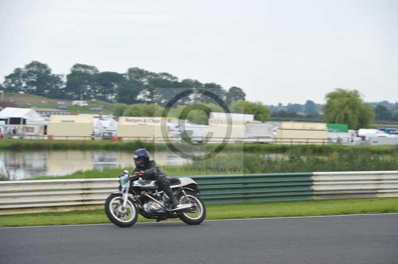 Mallory park Leicestershire;Mallory park photographs;Motorcycle action photographs;classic bikes;event digital images;eventdigitalimages;mallory park;no limits trackday;peter wileman photography;vintage bikes;vintage motorcycles;vmcc festival 1000 bikes