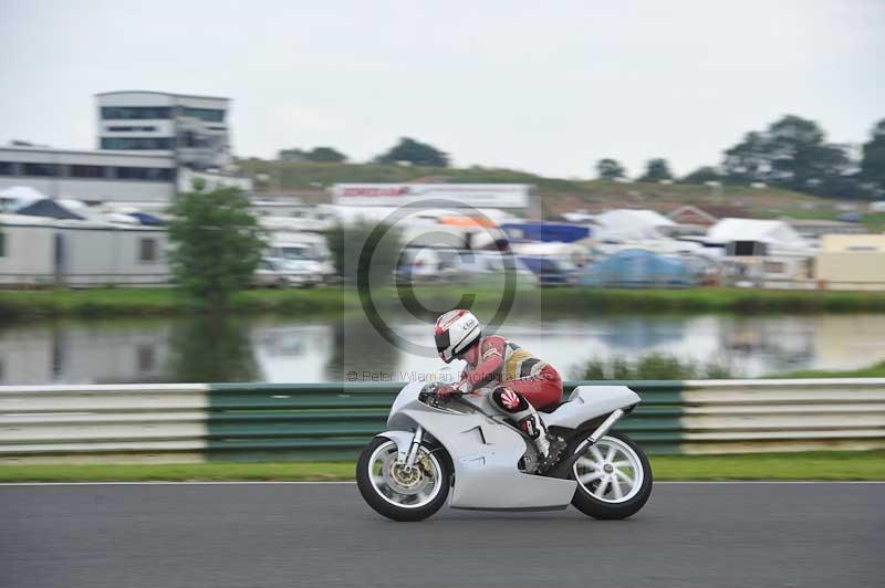 Mallory park Leicestershire;Mallory park photographs;Motorcycle action photographs;classic bikes;event digital images;eventdigitalimages;mallory park;no limits trackday;peter wileman photography;vintage bikes;vintage motorcycles;vmcc festival 1000 bikes