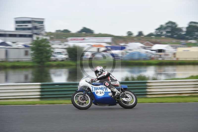 Mallory park Leicestershire;Mallory park photographs;Motorcycle action photographs;classic bikes;event digital images;eventdigitalimages;mallory park;no limits trackday;peter wileman photography;vintage bikes;vintage motorcycles;vmcc festival 1000 bikes