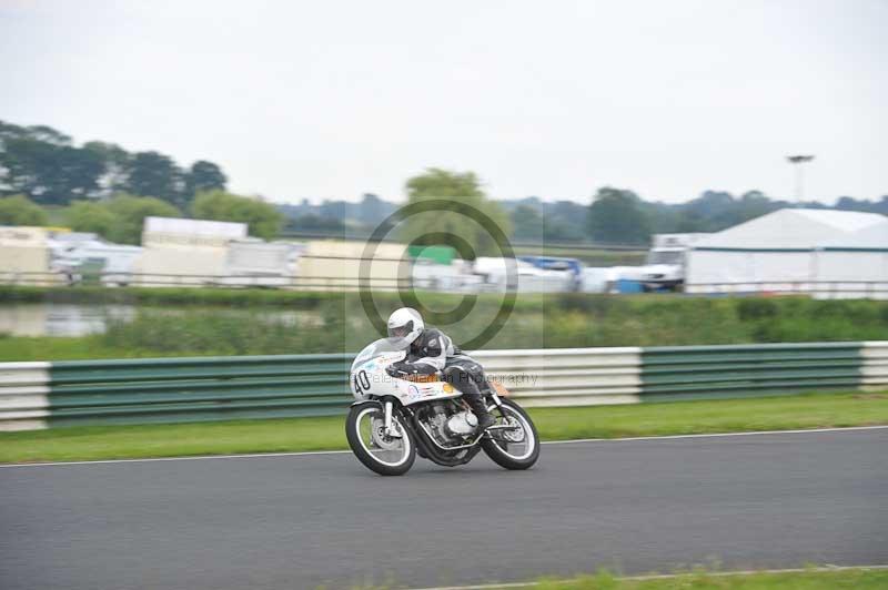 Mallory park Leicestershire;Mallory park photographs;Motorcycle action photographs;classic bikes;event digital images;eventdigitalimages;mallory park;no limits trackday;peter wileman photography;vintage bikes;vintage motorcycles;vmcc festival 1000 bikes