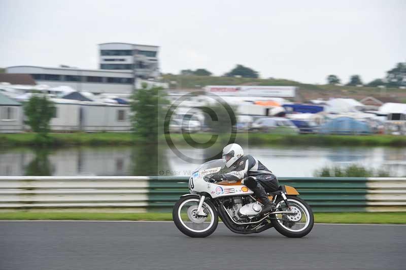 Mallory park Leicestershire;Mallory park photographs;Motorcycle action photographs;classic bikes;event digital images;eventdigitalimages;mallory park;no limits trackday;peter wileman photography;vintage bikes;vintage motorcycles;vmcc festival 1000 bikes