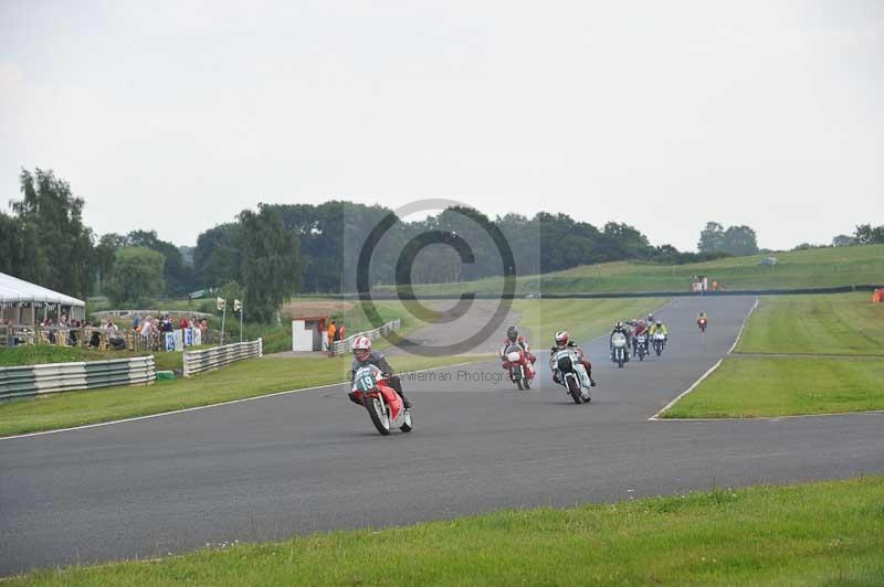 Mallory park Leicestershire;Mallory park photographs;Motorcycle action photographs;classic bikes;event digital images;eventdigitalimages;mallory park;no limits trackday;peter wileman photography;vintage bikes;vintage motorcycles;vmcc festival 1000 bikes