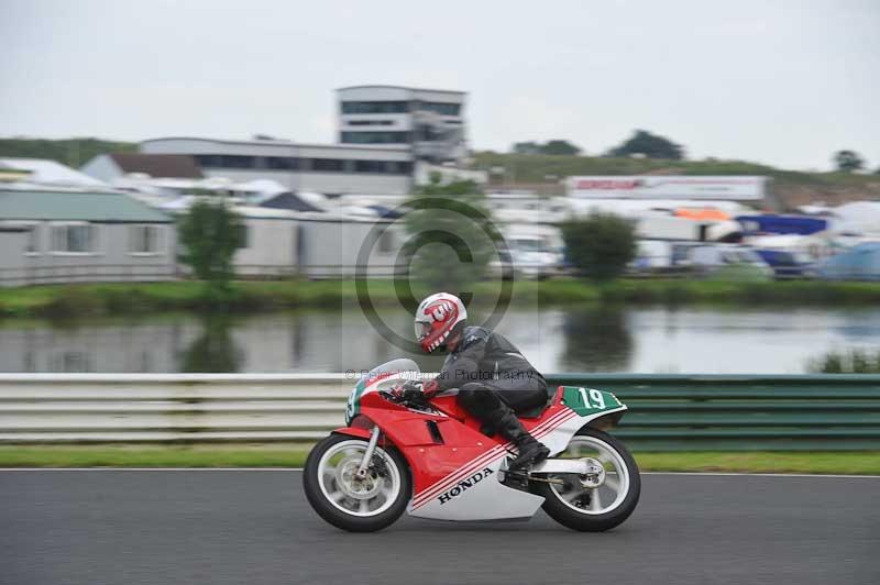 Mallory park Leicestershire;Mallory park photographs;Motorcycle action photographs;classic bikes;event digital images;eventdigitalimages;mallory park;no limits trackday;peter wileman photography;vintage bikes;vintage motorcycles;vmcc festival 1000 bikes