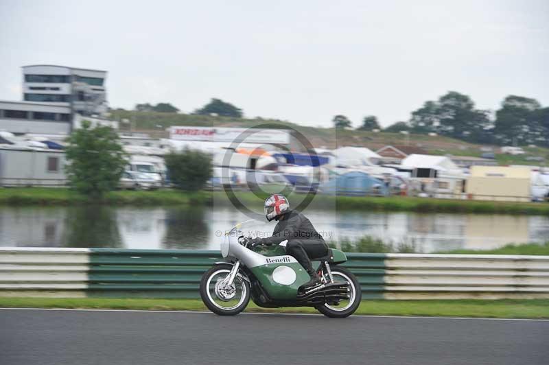 Mallory park Leicestershire;Mallory park photographs;Motorcycle action photographs;classic bikes;event digital images;eventdigitalimages;mallory park;no limits trackday;peter wileman photography;vintage bikes;vintage motorcycles;vmcc festival 1000 bikes