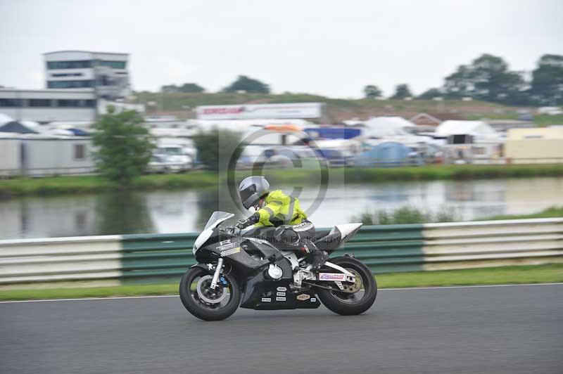 Mallory park Leicestershire;Mallory park photographs;Motorcycle action photographs;classic bikes;event digital images;eventdigitalimages;mallory park;no limits trackday;peter wileman photography;vintage bikes;vintage motorcycles;vmcc festival 1000 bikes